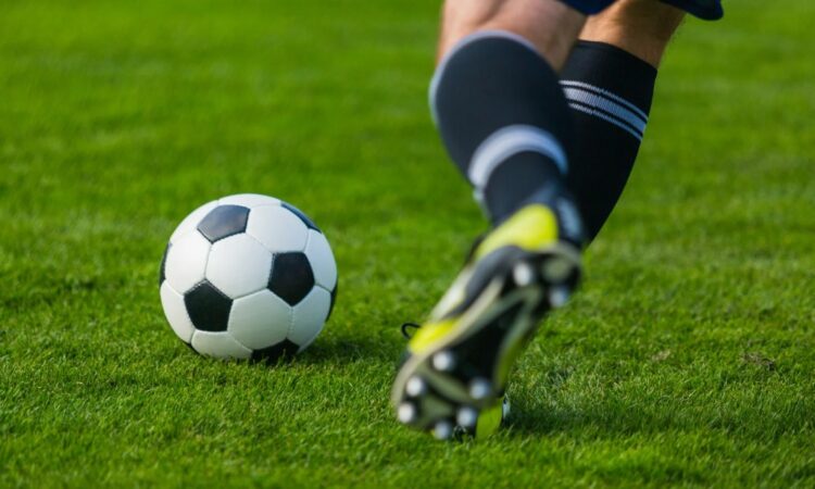 Bị giãn tĩnh mạch có phải “nói không” với đá bóng?